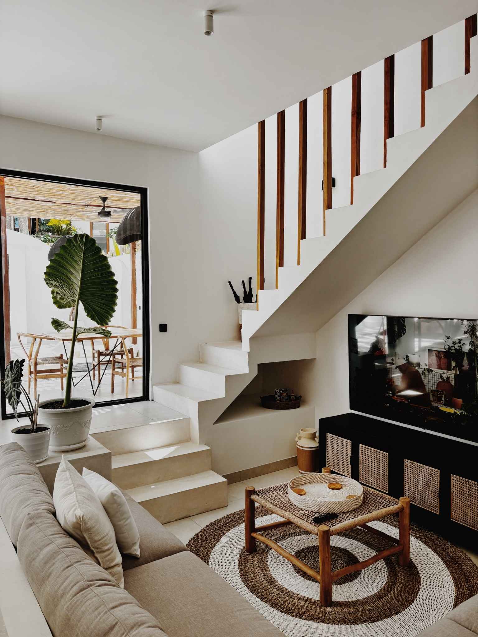 Bingin VIlla with sunken seating and large smart TV - Netlix and Youtube Premium